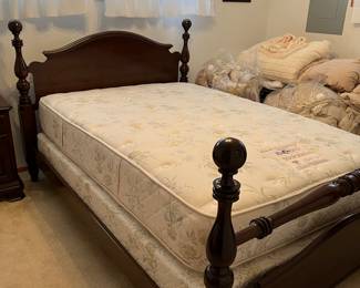 Full Size Bed w/Boxspring and Mattress 