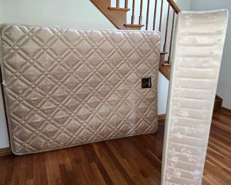 Simmons queen mattress set