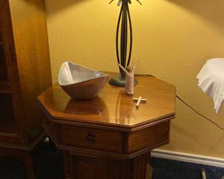 Ethan Allen table with Nambe-style bowl and stained glass table lamp