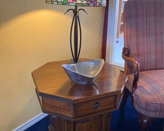 Ethan Allen side table, stained glass lamp