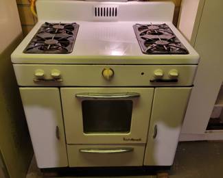 Vintage Hardwick gas stove / oven. Hooked up and in Good working Condition!