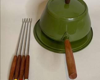 Mid Century Fondue Pot With Four Wooden Handled Fondue Fork
