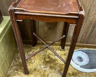 Cute lil side table needs a loving home