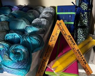 beautiful arn and knitting needles and cases 