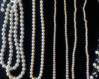 beautiful pearl necklaces