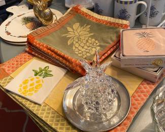 Cute pineapple print napkins, placemats, and accessories.