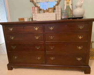 Available for presell.
Craftique dresser.
$600
Height 35”
Width 58”
Depth 20”
Text if interested.