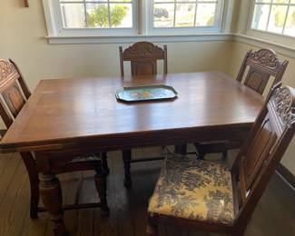 Kitchen Table and 4 Chairs with extension leaves stored under the table top