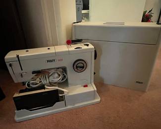 Pfaff 1222 sewing machine and case