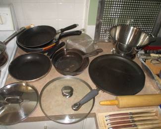 POTS AND PANS, CAST IRON PANS