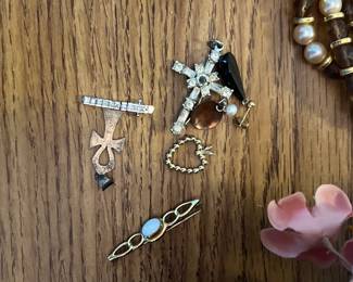 pins and brooches, cross, onca