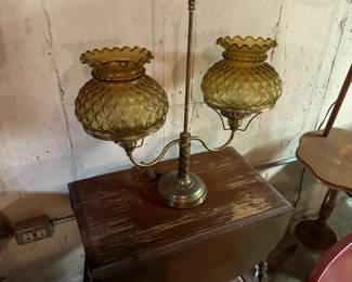 Vintage lamp in questionable condition but one side does work.  