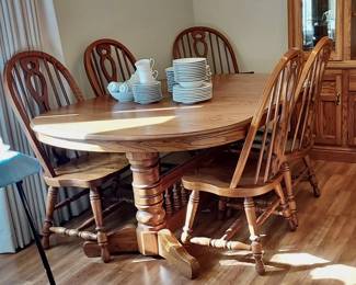 Beautiful Oak Dining Room Set, 2 Leaves & 6 Chairs