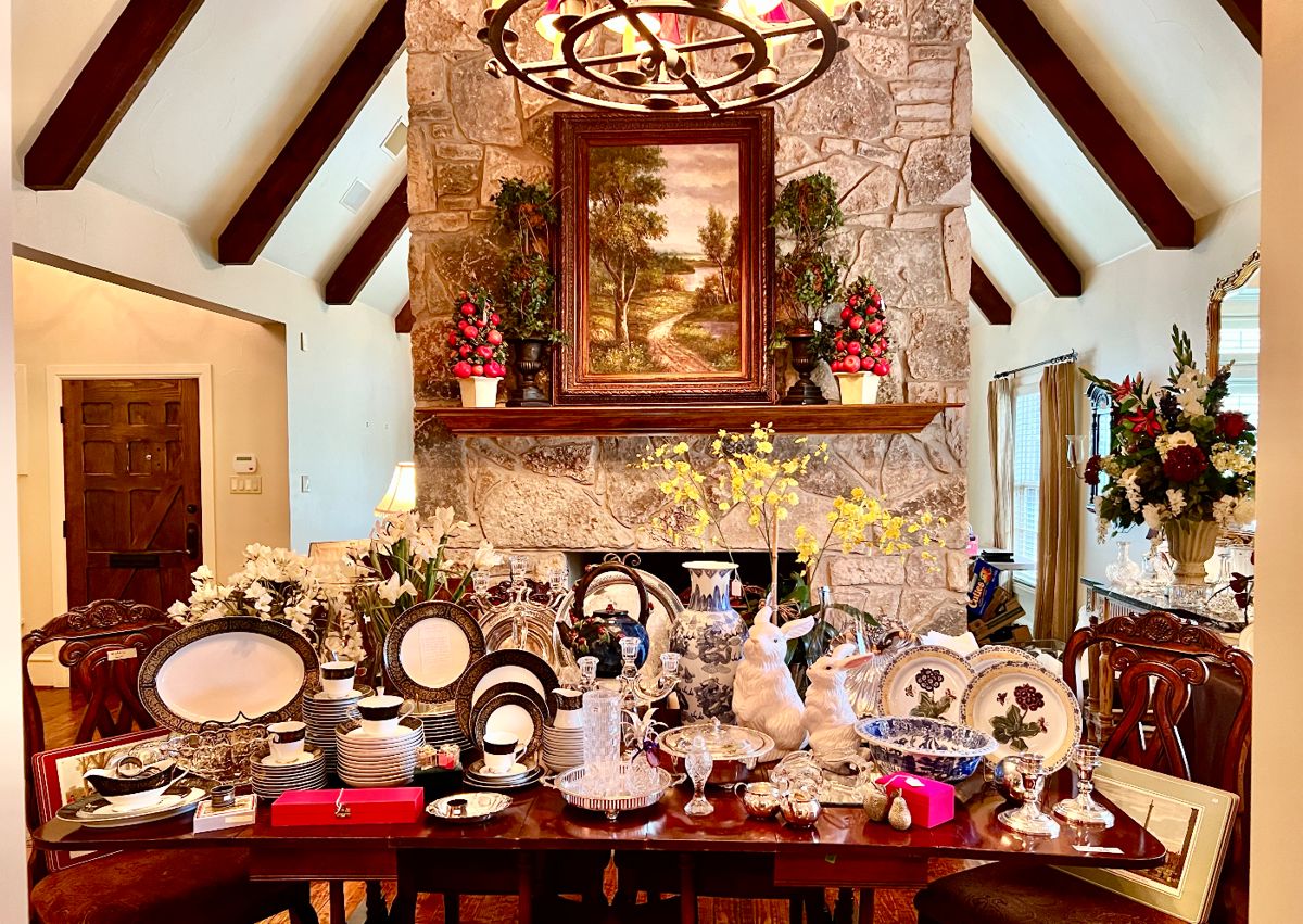 Park only on one side of street. Trash day is Thursday. We will have an 8 seater golf cart to help with transportation. No parking in culdesac. Use only for turning around.