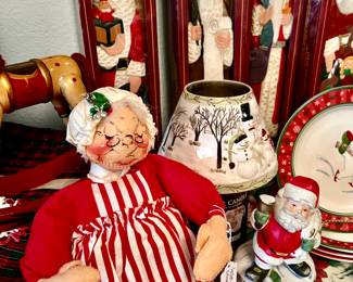 GRANDEUR NOEL SANTAS & ANNALEE