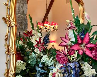 LOVE THE LEAF DESIGN ON THE EDGES OF THIS MIRROR!