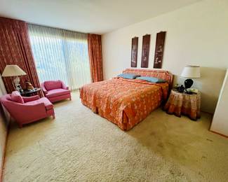 Pink bedroom
King bed $250 including linens