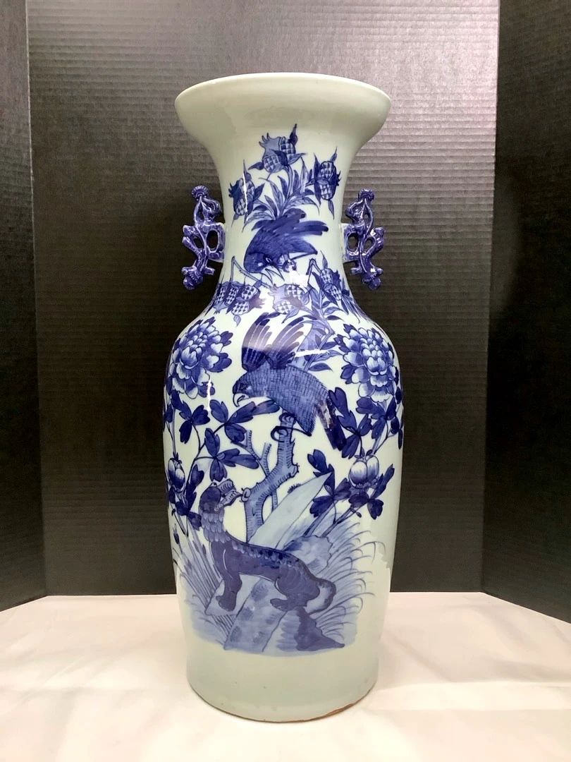 HAYE212 Blue and White Antique Chinese Vase
