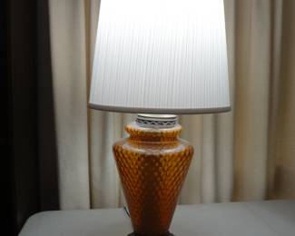 VINTAGE AMBER GLASS TABLE LAMP