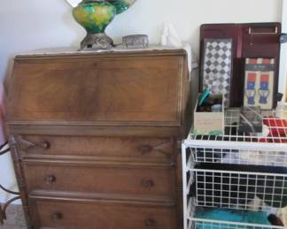 Tobey Furniture sweet slant top lady's desk with key