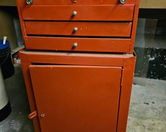 Metal tool cabinet