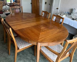 Beautiful Dining room table with 2 leaves and pads, 6 chairs