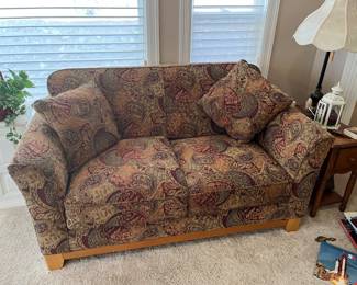Loveseat
Available for presale
$265