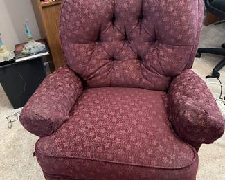 Swivel recliner - $125
Available for presale
This recliner is soooo comfortable!