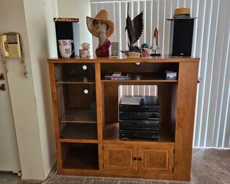 Entertainment cabinet $75
Glass door has been removed and stored behind cabinet for easy viewing