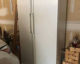 TFX20DA General Electric Refridgerator: 66" high, 31.5" wide, 32.5" deep (runs)