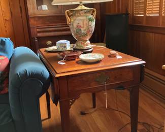 NICE DROP-LEAF END TABLE AND ORIENTAL LAMP 