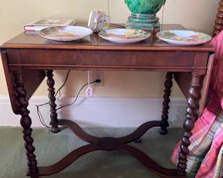 NICE DROP LEAF END TABLE 