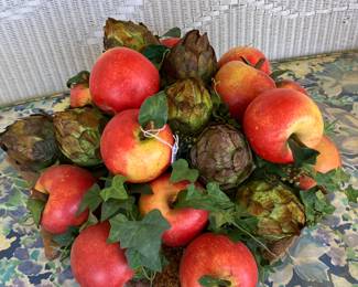 APPLE ARRANGEMENT ON BOARD. 