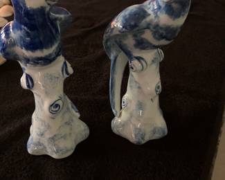 A PAIR OF BLUE AND WHITE PARROTS. 