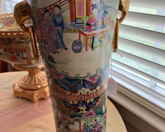 CLOSE UP OF A BEAUTIFUT CHINESE ROSE MEDALLION? TALL VASE 