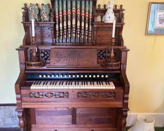 BEAUTIFUL ANTIQUE ESTEY PUMP ORGAN WITH DECORATIVE REEDS. 