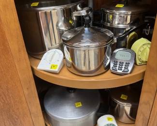 VERY CLEAN... Like NEW... KITCHEN Pots and Pans