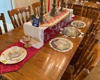 KINCAID - Solid Wood -  Pristine Condition Dining Room Set 8 chairs 6 chairs and 2 Captain chairs and 2 leaves                                                                                                   
*Kincaid  Heavy and Hearty Solid Oak  Dining Room Set* 