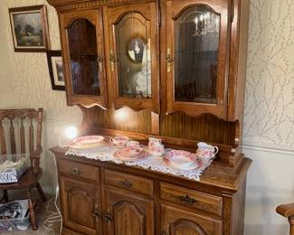   Superb Condition.... Kincaid China Cabinet with Lighted Cabinet