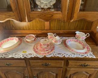 Royal Albert --- Bone China - Serena pattern 98 Pieces 