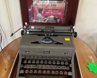 1942 Royal Typewriter with case GREAT condition