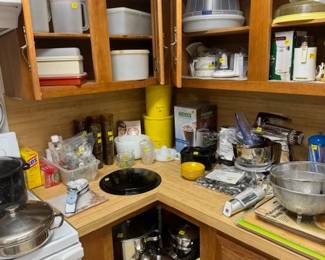 Tupperware , Pots and Pans  ALL VERY CLEAN !!