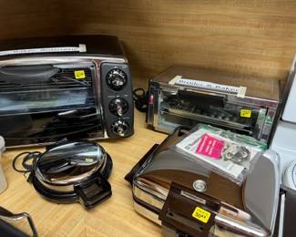 Lots of APPLIANCES in Pristine condition