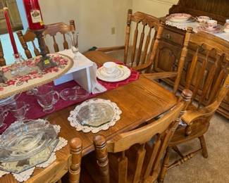 *Kincaid  Heavy and Hearty Solid Oak  Dining Room Set* 