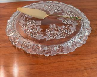 Frosted 13" cake platter with cake server