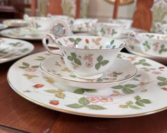 Wedgewood Wild Strawberry china set, service for 8 with extra pieces