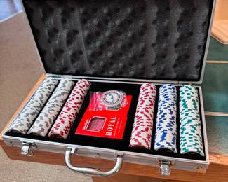 Poker set with metal case