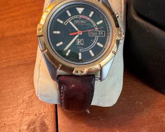 Seiko Kinetic Quartz men's watch, leather band, some scratches to the bezel and wear to band