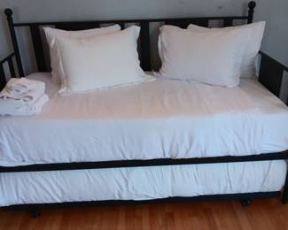 Trundle bed