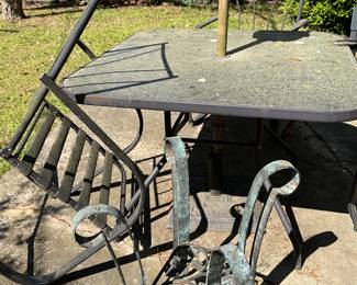 Outside patio set with umbrella & extra base